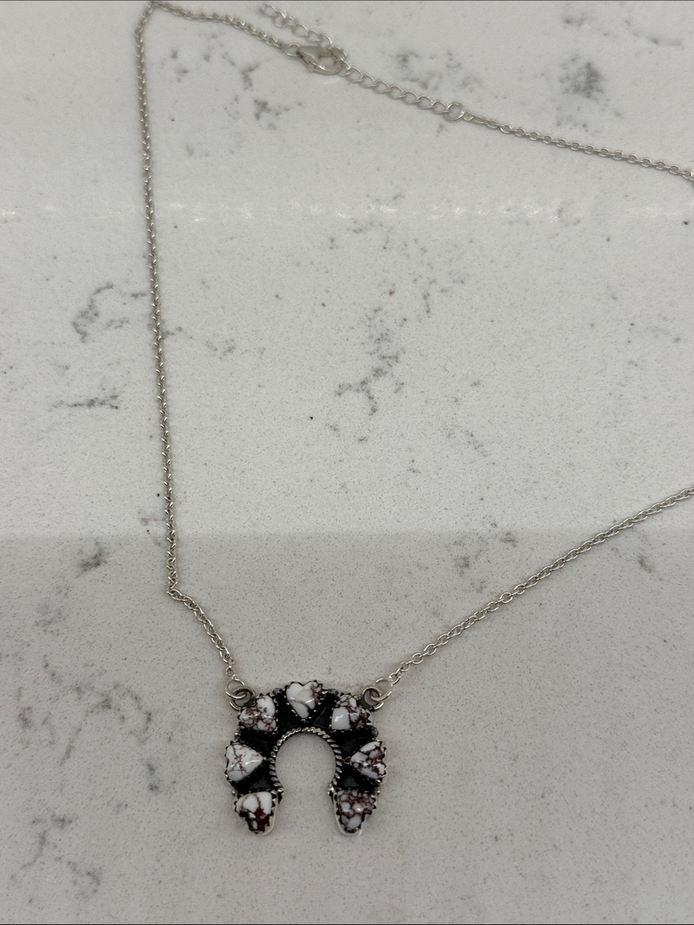 NWOT Sterling Silver wild horse White and brownStone Horseshoe Pendant Necklace